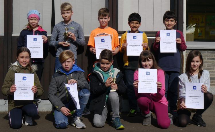 Stolz präsentierten die Kinder ihre Urkunden und Pokale, die sie bei den Bundesjugendspielen Schwimmen gewonnen haben.